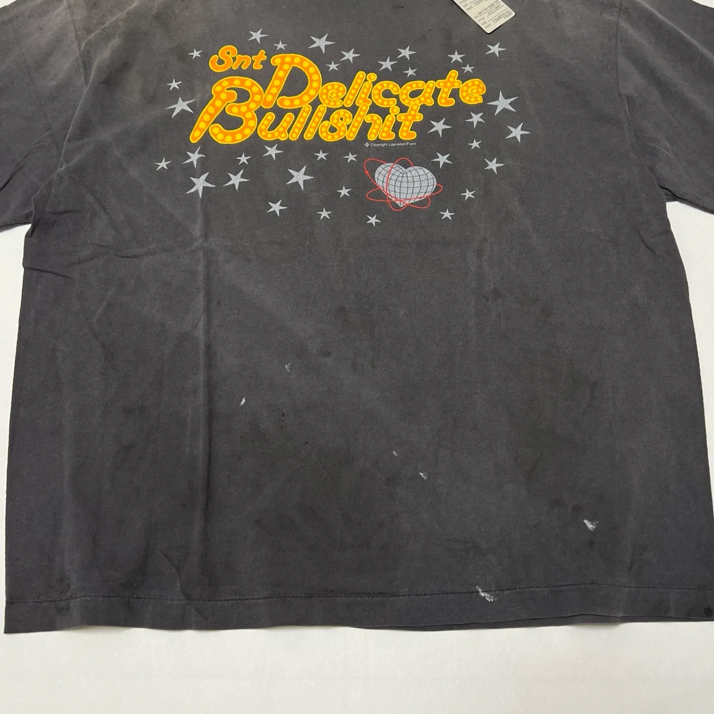 SAINT Mxxxxxx DELICATE BULLSHIT SS TEE/BLK Star Neon Slogan Printed TEE Washed Black S-XL New Vintage Washed and Distressed Ceiling! Loyal to the original version. Main mark and wash mark are matched. Tube-woven fabric without side seams. Non-open width version. Authentic level printing restoration proofing. Top purchasing agent level.